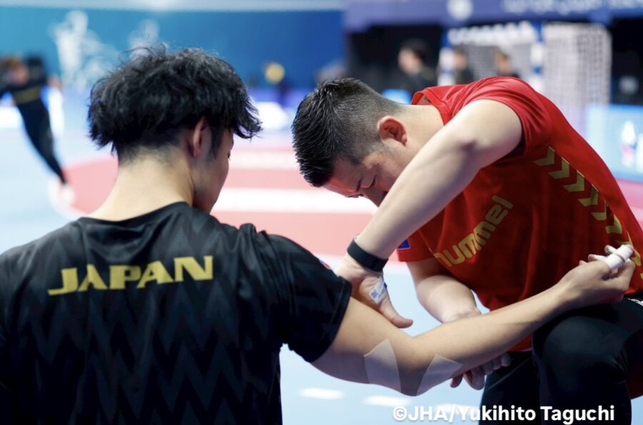 ハンドボール男子日本代表が出場した第22回男子アジア選手権にリハビリテーション部の柴田PTが帯同しました。